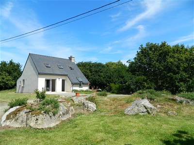 Maison de vacances dans un cadre reposant et verdoyant avec vaste jardin naturel sur la magnifique côte du Trégor. Cheminée. TV-Sat.  Internet.