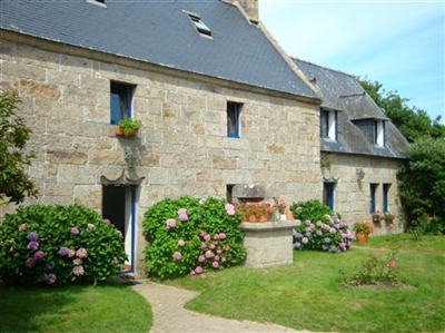 Renovated, Breton stone house with special flair, situated in the countryside only 700m from the beaches of the Atlantic coast. Fireplace. Internet.