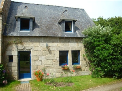 Maison traditionnelle aux belles pierres de granit dans un hameau à seulement 700 m de la plage. Internet.