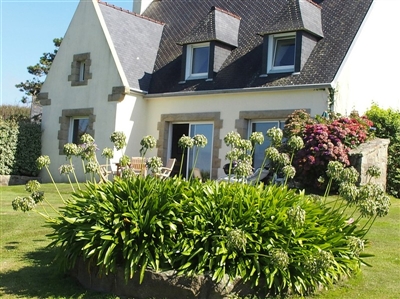 Holiday house in a quiet, country setting with lovely view across the Bay of Douarnenez. Fireplace. Sat-TV. Sea view. Internet.