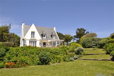 Idyllically situated country house surrounded by nature and with a wonderful view of the Atlantic Ocean. Piano. Fireplace. Winter garden. Internet.
