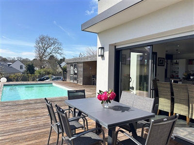 Modern and well-equipped holiday home with pool in a residential area not far from the town centre. Fireplace, Internet.